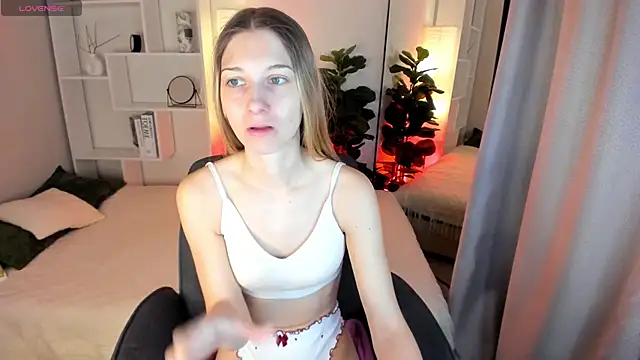 LauraPurr online show from 05-26-26, 06:09