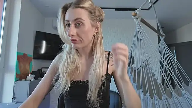 Snapshot of HEY_KITSUNKA chatting on 04-04-26, 01:30 HEY KITSUNKA online show from 04-04-26, 01:30