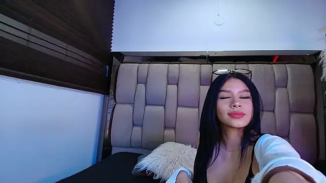 Snapshot of MeganEvanss__ chatting on 05-22-26, 11:21 MeganEvanss online show from 05-22-26, 11:21