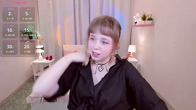 Snapshot of LeonaHicks chatting on 03-28-26, 06:02 LeonaHicks online show from 03-28-26, 06:02