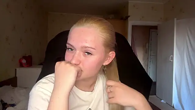 Snapshot of Sophia_Blonde chatting on 03-31-26, 02:39 Sophia Blonde online show from 03-31-26, 02:39