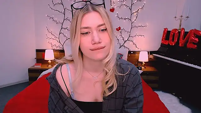 Snapshot of blonde_angell chatting on 04-03-26, 02:48 blonde angell online show from 04-03-26, 02:48