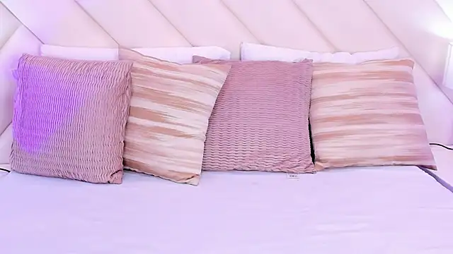 Snapshot of MoollyLove chatting on 03-28-26, 02:05 MoollyLove online show from 03-28-26, 02:05