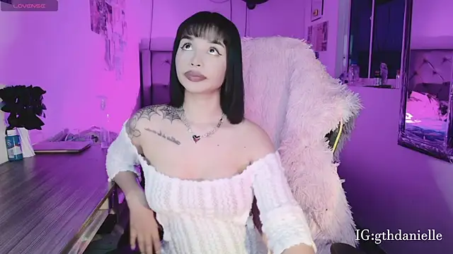 Snapshot of goth_Valentinna chatting on 04-19-26, 01:27 goth Valentinna online show from 04-19-26, 01:27