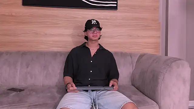 Snapshot of axxel_body chatting on 03-30-26, 08:43 axxel body online show from 03-30-26, 08:43