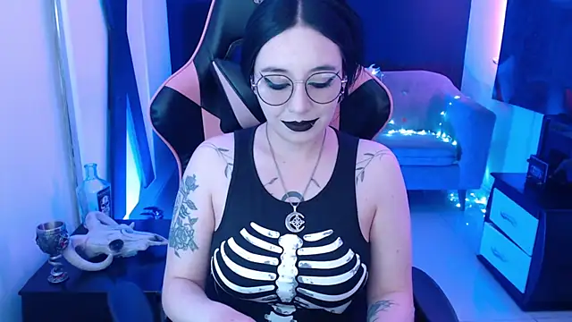 Snapshot of Nyxnocturne chatting on 06-17-26, 01:45 Nyxnocturne online show from 06-17-26, 01:45