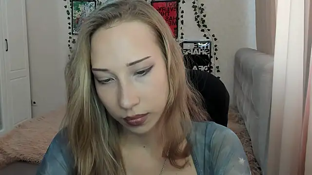 Snapshot of Emmarayder chatting on 05-20-26, 11:05 Emmarayder online show from 05-20-26, 11:05