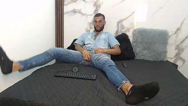 Issack 69 online show from 04-25-26, 02:36