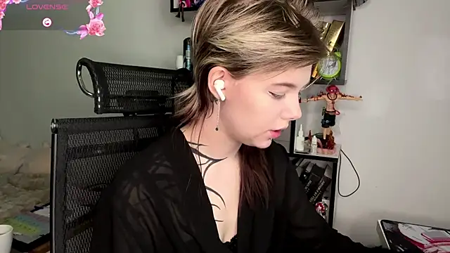 Snapshot of MadalynNosel chatting on 05-24-26, 07:02 MadalynNosel online show from 05-24-26, 07:02