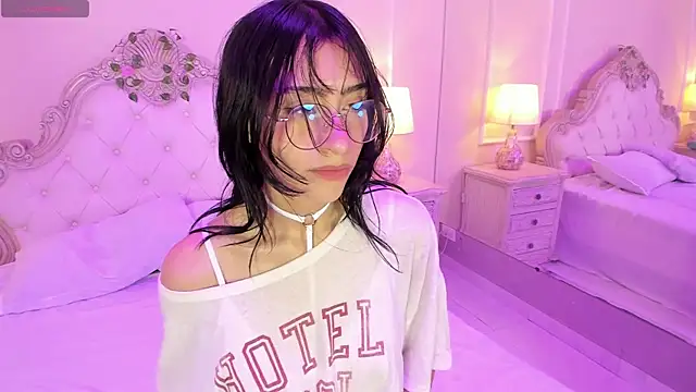 Snapshot of EstherValliere chatting on 04-11-26, 01:26 EstherValliere online show from 04-11-26, 01:26