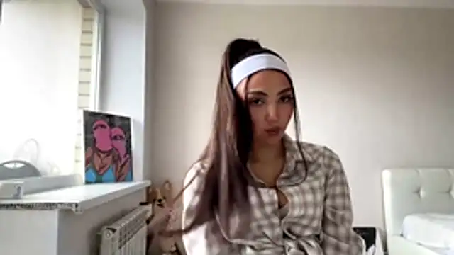 Snapshot of AlvinaMair chatting on 04-27-26, 07:06 AlvinaMair online show from 04-27-26, 07:06