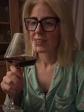 Laylaskyexx online show from 04-15-26, 09:26