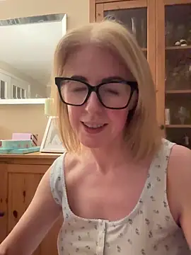 Laylaskyexx online show from 04-16-26, 09:39