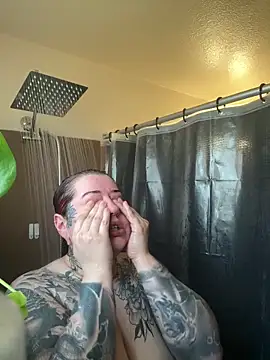 Snapshot of everythingyours chatting on 04-06-26, 11:05 everythingyours online show from 04-06-26, 11:05