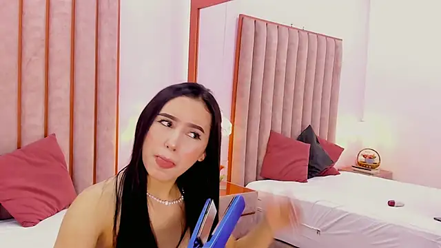 Snapshot of Zoe_Monrow chatting on 05-19-26, 12:44 Zoe Monrow online show from 05-19-26, 12:44