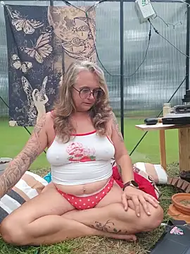 Snapshot of Blondejenn chatting on 06-09-26, 11:11 Blondejenn online show from 06-09-26, 11:11