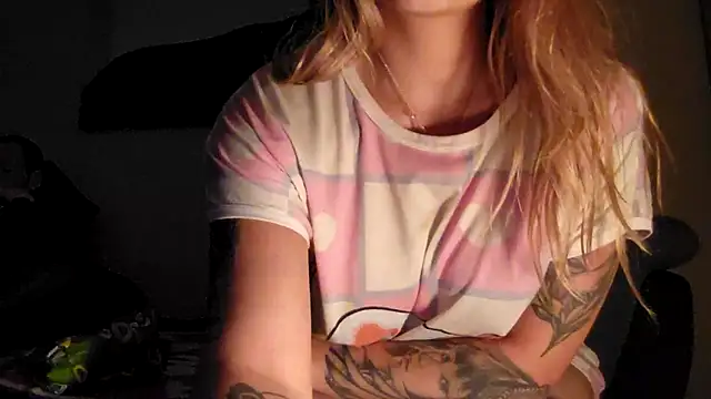 Snapshot of SilvyDiamond chatting on 04-14-26, 10:16 SilvyDiamond online show from 04-14-26, 10:16