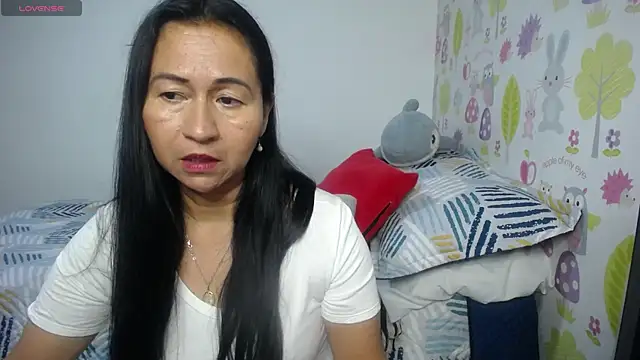 Snapshot of Tyna_b chatting on 06-19-26, 05:12 Tyna b online show from 06-19-26, 05:12