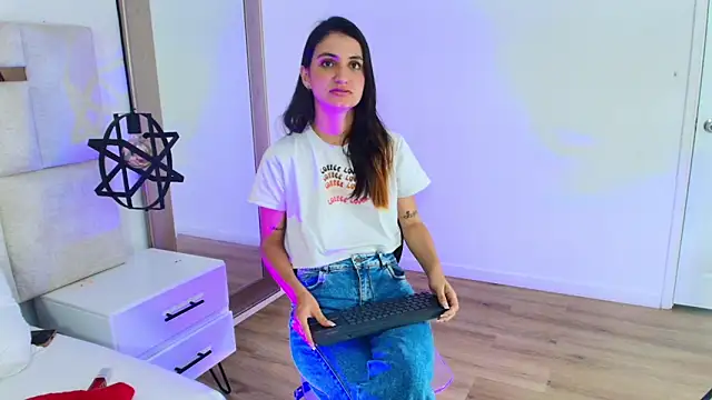 Snapshot of Emy-Ferrer chatting on 04-09-26, 04:23 Emy-Ferrer online show from 04-09-26, 04:23