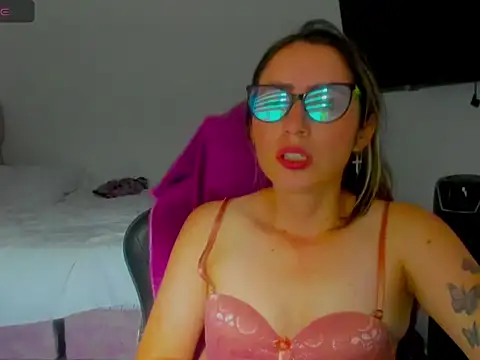 Snapshot of BellaTxM_ chatting on 04-10-26, 10:14 BellaTxM online show from 04-10-26, 10:14