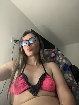 Snapshot of BellaTxM_ chatting on 04-21-26, 02:04 BellaTxM online show from 04-21-26, 02:04