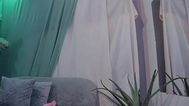 MiaFoxxx5 online show from 04-21-26, 07:17