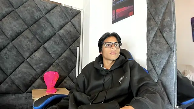 Snapshot of LiamKron chatting on 06-09-26, 11:00 LiamKron online show from 06-09-26, 11:00