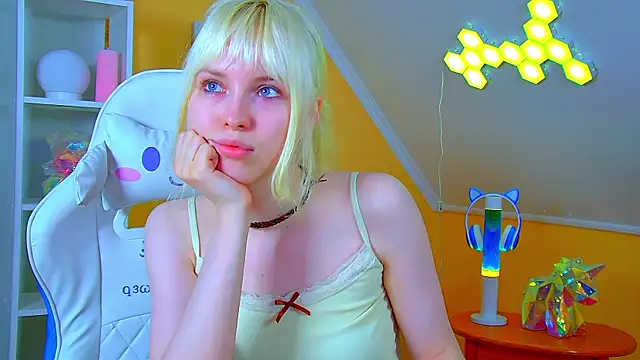 Snapshot of HannahHollis chatting on 07-12-26, 06:21 HannahHollis online show from 07-12-26, 06:21