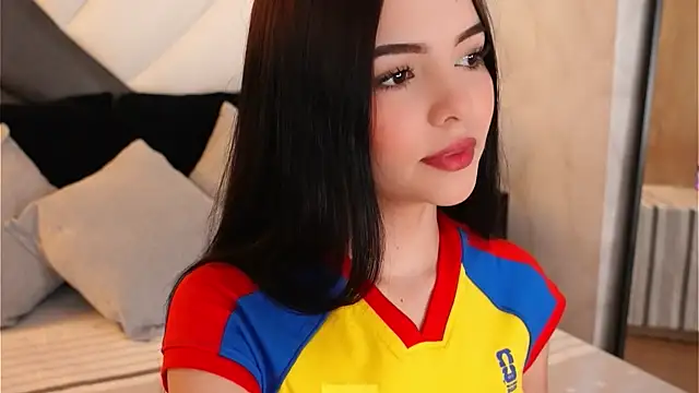 Snapshot of NicoleeNash chatting on 06-18-26, 02:34 NicoleeNash online show from 06-18-26, 02:34