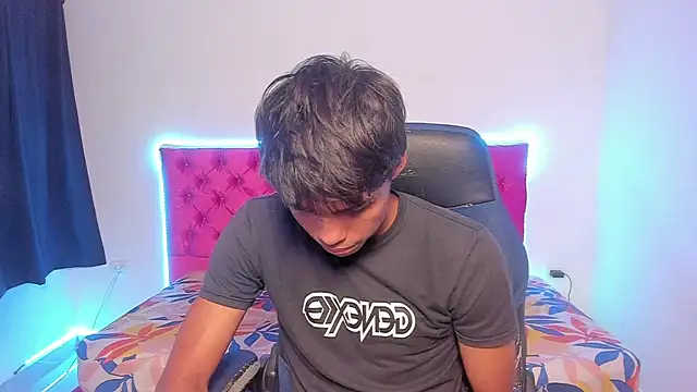 Snapshot of skinny_sam chatting on 04-15-26, 06:09 skinny sam online show from 04-15-26, 06:09