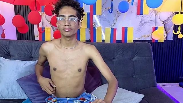 Snapshot of triiangel_latinboy chatting on 07-06-26, 12:24 triiangel latinboy online show from 07-06-26, 12:24