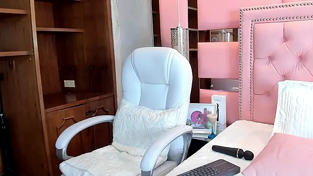 Snapshot of LeilaScott chatting on 05-16-26, 03:25 LeilaScott online show from 05-16-26, 03:25