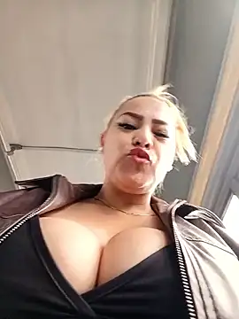 Snapshot of LUISA__07 chatting on 05-26-26, 02:13 LUISA 07 online show from 05-26-26, 02:13