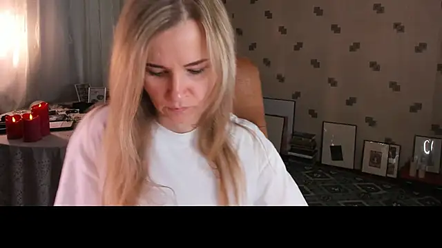 Snapshot of MiaSparkes chatting on 06-12-26, 06:56 MiaSparkes online show from 06-12-26, 06:56