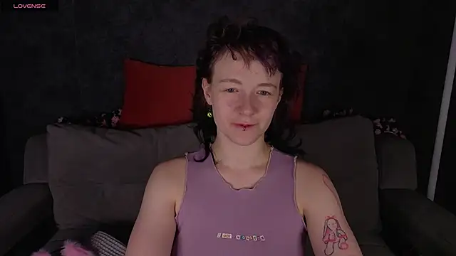 Snapshot of Ricki_Bloom chatting on 06-13-26, 01:03 Ricki Bloom online show from 06-13-26, 01:03