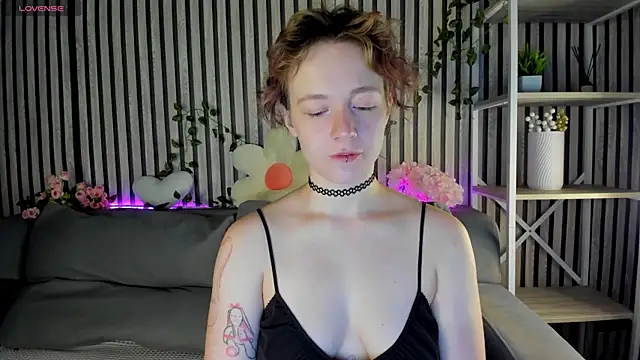 Snapshot of Ricki_Bloom chatting on 07-16-26, 01:11 Ricki Bloom online show from 07-16-26, 01:11