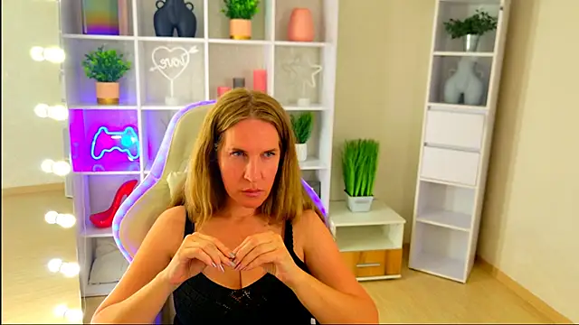 MollyLoll online show from 06-30-26, 12:39