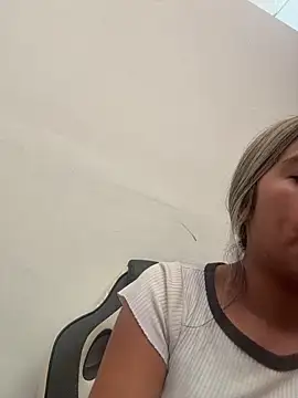 Snapshot of Kimmiebellarie chatting on 04-22-26, 01:56 Kimmiebellarie online show from 04-22-26, 01:56