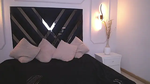 Snapshot of Flor_pink chatting on 04-11-26, 05:12 Flor pink online show from 04-11-26, 05:12