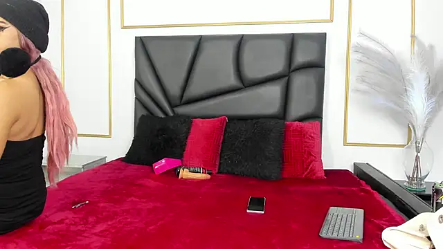 Snapshot of Flor_pink chatting on 04-15-26, 03:35 Flor pink online show from 04-15-26, 03:35