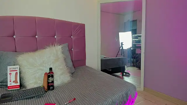 Snapshot of Flor_pink chatting on 05-27-26, 03:36 Flor pink online show from 05-27-26, 03:36