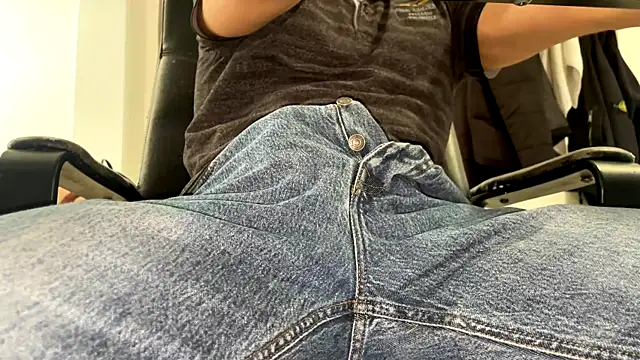 cumnerd00 online show from 04-12-26, 11:37