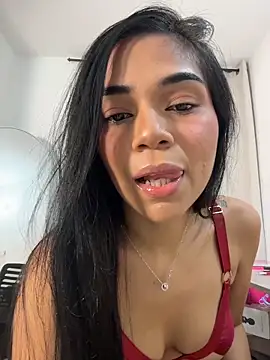 Snapshot of MauraGrayy chatting on 05-22-26, 11:32 MauraGrayy online show from 05-22-26, 11:32