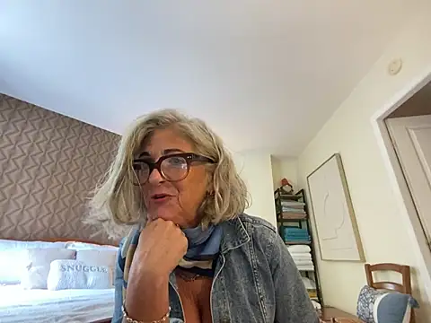 Snapshot of NaughtyMonicaUK chatting on 04-19-26, 01:10 NaughtyMonicaUK online show from 04-19-26, 01:10