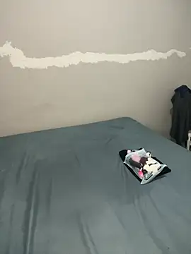 petite bee online show from 04-24-26, 04:42