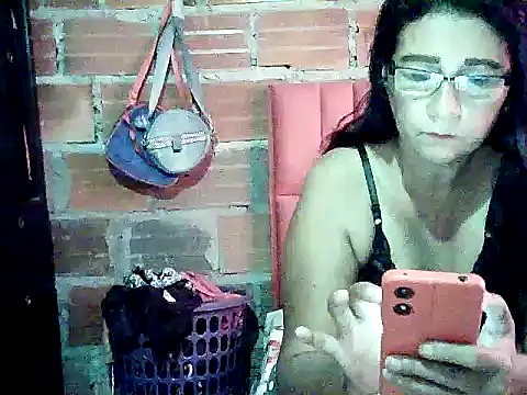 Snapshot of lola_teem chatting on 04-15-26, 04:03 lola teem online show from 04-15-26, 04:03