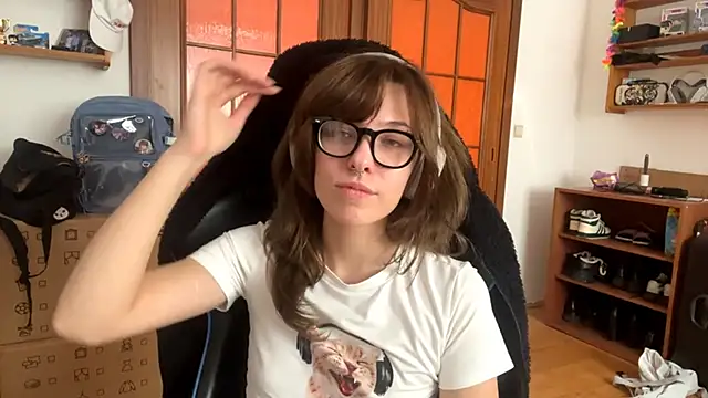 PillowPeachX online show from 04-19-26, 11:42