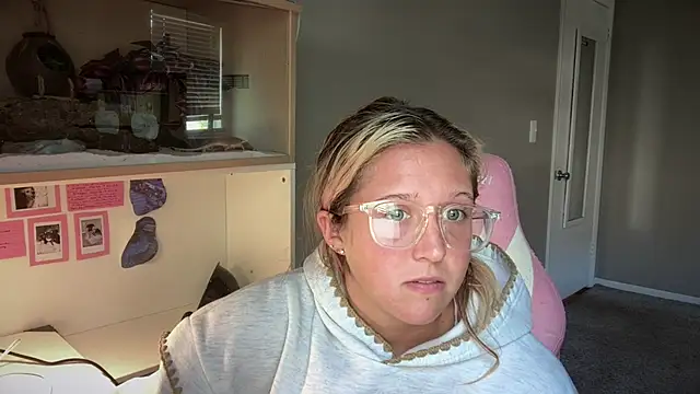 Snapshot of MUSCLEMOMMY1365 chatting on 05-08-26, 03:50 MUSCLEMOMMY1365 online show from 05-08-26, 03:50