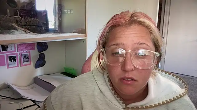 Snapshot of MUSCLEMOMMY1365 chatting on 05-14-26, 03:30 MUSCLEMOMMY1365 online show from 05-14-26, 03:30