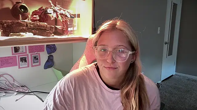 Snapshot of MUSCLEMOMMY1365 chatting on 05-17-26, 08:49 MUSCLEMOMMY1365 online show from 05-17-26, 08:49